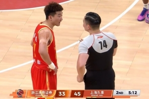 难受！李弘权空切上篮造杀伤 孙铭徽8分钟第3犯&与裁判交流