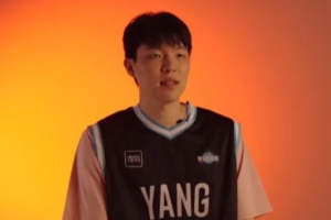 杨瀚森锐评菜鸟赛季:吃饭的必须夯 选秀大会也夯 4罚不中拉完了