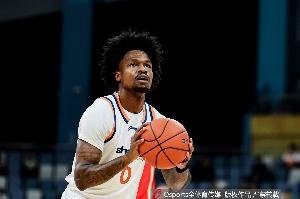 媒体人:上海想赢怕输犹豫导致失误不断 广厦背水一战全力死磕