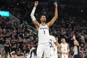 小托马斯:文班到处取经 若科比还在就好了 科比一定对他倾囊相授
