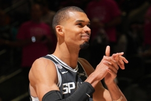 巴克利:文班让我感觉NBA未来前景光明 但今年马刺不会夺冠