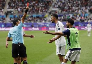 记者:伊拉克队前锋埃曼·侯赛因在入境美国时被扣留7个小时