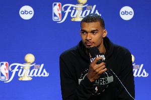 媒体人:尼克斯关键球能力一流 马刺略显毛糙最后失误更是致命