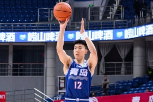 队记:青岛目前只有7名队员参与新赛季备战 段昂君在外进行特训