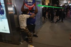 ?警察围观！纽约街头肉搏血战 “唐斯”一挑N举站牌猛砸头部