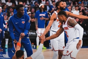 尼克斯球迷破防：史上最被操纵的比赛&NBA没法看！法克特朗普！