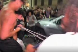 马刺球迷在场外被尼克斯球迷群殴 球衣都被扯烂了??