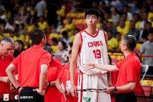 媒体人:中国男篮集训队老中青3代搭配 年龄结构合理开始逐步换血