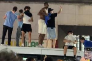 这不换个人法克?？尼克斯球迷赛后占领警车 还在喊法克吹杨！