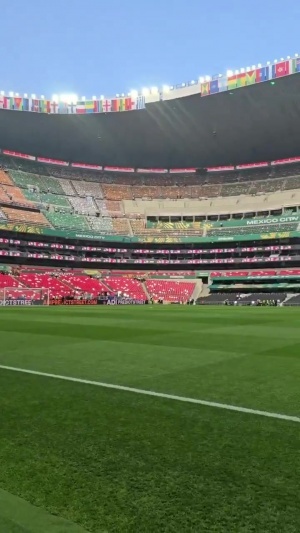 静候世界杯开幕！FIFA官方晒阿兹特克体育场内景，48队旗帜高挂