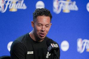 米奇:卡斯尔对比赛的影响力贯穿全场 大家渐渐习惯了他的出色