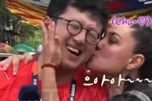 热情女球迷?韩国一记者在墨西哥报道世界杯，被球迷搂住亲脸颊