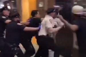 秒变哥谭市！昨晚纽约街头混乱场面：警察逮捕多人 有人燃放爆竹