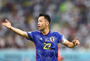 吉田麻也谈远藤航伤退:如果小事不及时应对,或造成严重后果