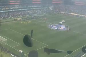 壮观?FIFA在看台座椅放置彩色纸帽，还未等开球球迷已扔得起劲