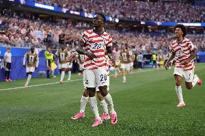改变命运!巴洛贡母亲怀孕7个月时在美国度假 想回英国被拒绝登机