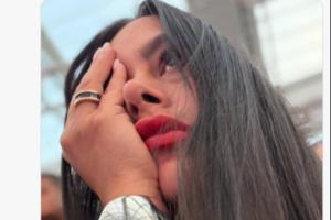 不开心！巴拉圭完败，“巴拉圭乳神”晒捂眼自拍照：??