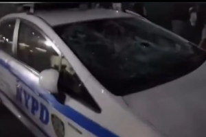 胆子真大！纽约警察在街头驱散极端球迷 警车前挡风玻璃已被破坏