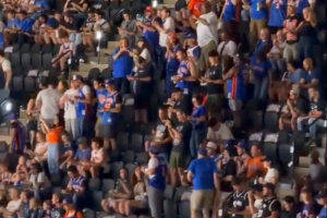攻占马刺主场！尼克斯球迷已经入场 球迷群中蓝色球衣占比很高