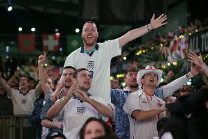 独立报:为了体验家乡玩不到的玩意,英格兰球迷涌入达拉斯射击场