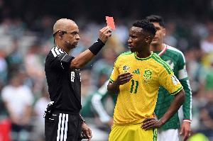 科贝:首轮染红的南非中场特姆巴·兹瓦内被FIFA禁赛3场