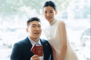 百年好合！李炎哲晒与爱人领取结婚证的照片：????