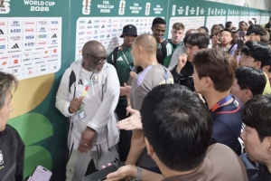 韩媒:赛后南非庆祝胜利引争执,在国际足联工作人员调解下才平息