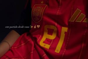 亚马尔先发出战，女友身穿亚马尔球衣在电视上观战西班牙vs乌拉圭