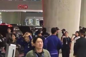 被狂骂!韩国队在机场遭球迷怒吼输出:**种洪明甫!年薪吐出来!