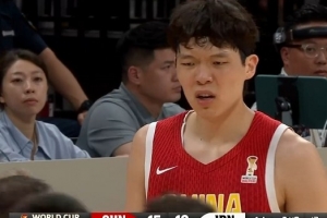 扑太凶！杨瀚森飞身干扰对手三分 被吹犯规送对手三罚