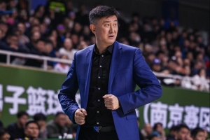 媒体人:杜锋公务繁忙 广东男篮理应主动为杜导减压 或改聘外教