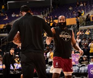 Windhorst:我认为哈登愿降薪重组合同 助骑士低价签下詹姆斯