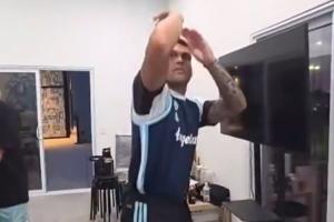 阿根廷控卫?劳塔罗获赠阿根廷男篮球衣，上身后虚空运球+投篮